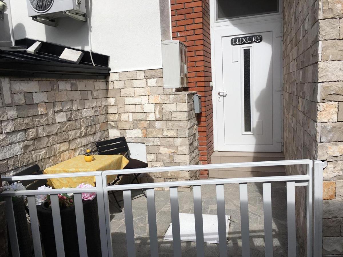 Luxury Apartment In The Heart Of Яйце Екстериор снимка